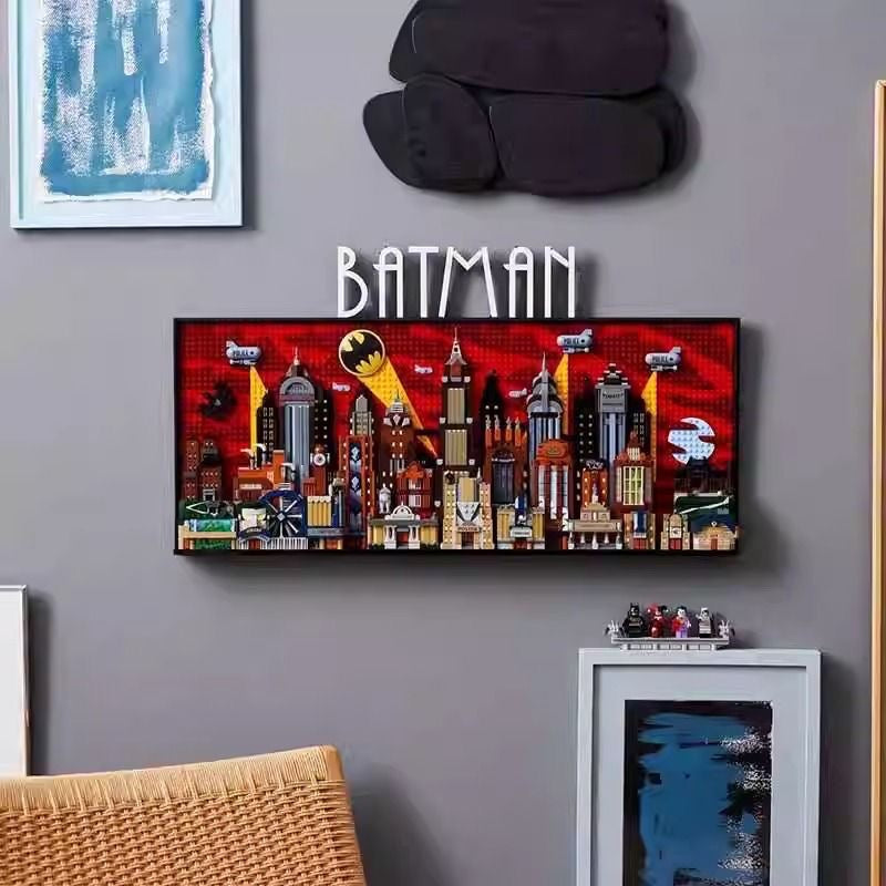 Batman: The Animated Series – Gotham City Skyline Building Block Set | 76cm Wall Display | 4 Minifigures